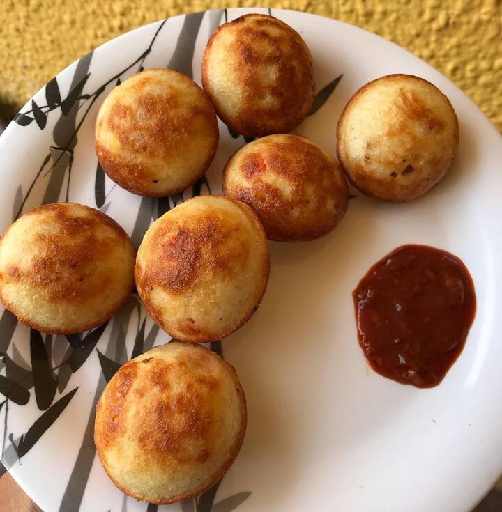 जब एक साइड अप्पे पक जाए तो दूसरी साइड इसे पलट कर पका लें.ध्यान रहे अप्पे जले नहीं इसलिए इसे हल्के आंच पर पकाएं.