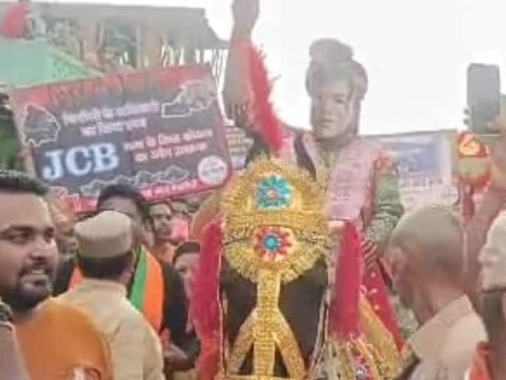 Chhattisgarh News procession of corruption with band instruments BJP protest Raipur News ann Chhattisgarh News: बैंड बाजे के साथ निकाली 'भ्रष्टाचार' की बारात, कांग्रेस MLA का मुखौटा लगाकर घोड़ी पर बैठा दूल्हा