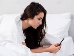 तुम्हीसुद्धा सकाळी सर्वात आधी तुमचा मोबाईल चेक करता का? वेळीच ही सवय बदला, अन्यथा...