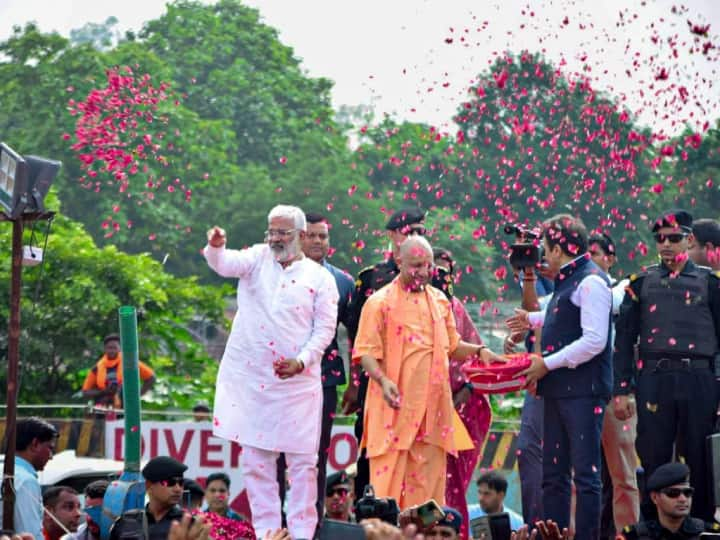 Kanwar Yatra: सीएम योगी आदित्यनाथ (Yogi Adityanath) शुक्रवार को मेरठ (Meerut) के दौरे पर थे. जहां उन्होंने कांवड़ यात्रा के दौरान कांवड़ियों पर पुष्पवर्षा की. इससे बाद अधिकारियों के साथ बैठक की.