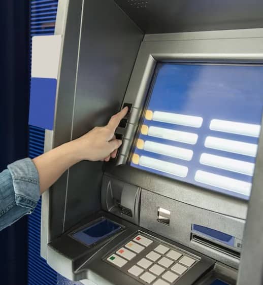 ATM 'ਚੋਂ ਪੈਸੇ ਕਢਾਉਣ ਵੇਲੇ ਨਾ ਕਰੋ ਇਹ ਗਲਤੀਆਂ, ਨਹੀਂ ਤਾਂ ਹੋ ਜਾਵੇਗਾ ਅਕਾਊਂਟ ਖਾਲੀ