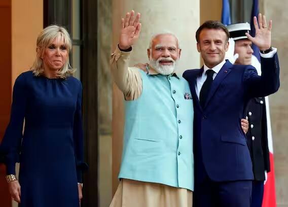 PM Modi Visit: फ्रान्सचा दोन दिवसांचा दौरा संपवून पंतप्रधान नरेंद्र मोदी (PM Modi) यूएईला (UAE) रवाना झाले आहेत. येथे पंतप्रधान मोदींनी भारत आणि फ्रान्समधील व्यावसायिक नेत्यांच्या भेटीगाठीही घेतल्या.