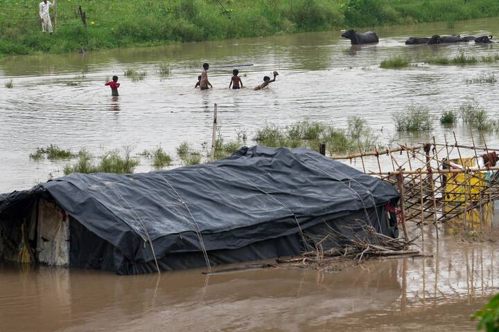 भारी बारिश के बाद दिल्ली की यमुना नदी में मंगलवार (11 जुलाई) को यमुना का जलस्तर बढ़ गया. इतना ही नहीं कश्मीरी गेट यमुना बाजार में लोगों के घरों तक पानी पहुंच गया.