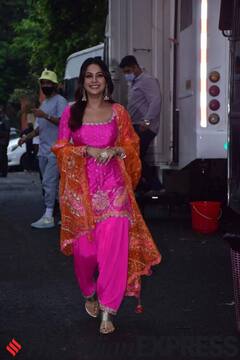 Shehnaaz Gill के देसी लुक ने बटोरी लाइमलाइट, चैट शो को प्रमोट करती दिखीं एक्ट्रेस ENT LIVE