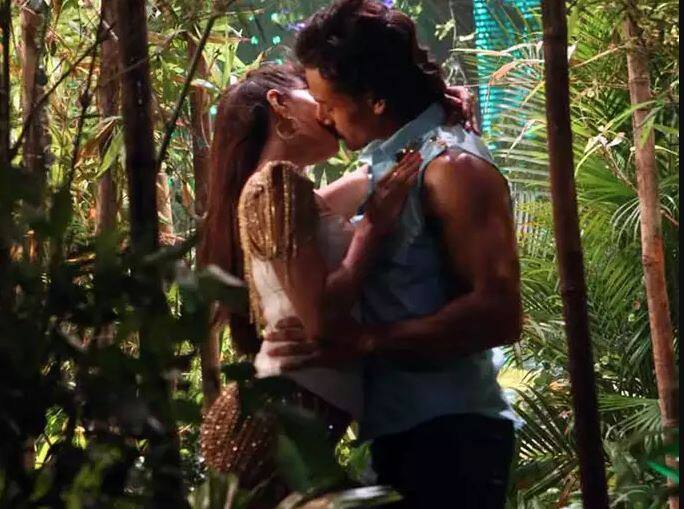 टाइगर श्रॉफ और जैकलीन फर्नांडिस की फिल्म फ्लाइंग जट्ट में एक किसिंग सीन फिल्माया गया था. शूटिंग के दौरान दोनों एक दूसरे को किस कर रहे थे और पूरी तरीके से एक दूसरे में डूब चुके थे. डायरेक्टर टाइगर और जैकलीन को कट बोलता रहा लेकिन ये आवाज दोनों को सुनाई नहीं दी और दोनों एक-दूसरे में डूबे रहे.