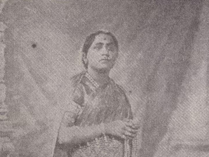 वद जाऊ कुणाला शरण, मला मदन भासे, नाथ हा माझा या बालगंधर्व यांनी गायलेली पदे प्रेक्षकांना मंत्रमुग्ध करत होती.