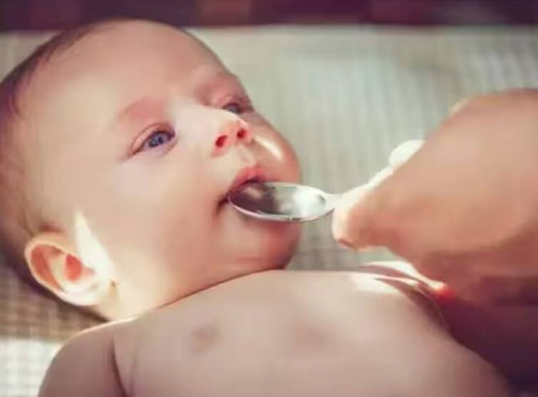 Parenting Tips:  Why should a baby not drink water until six months after birth, know when and how much to start Parenting Tips: જન્મના છ મહિના સુધી બાળકને કેમ ન પીવડાવવું જોઈએ પાણી, જાણો ક્યારે અને કેટલાથી કરશો શરૂઆત