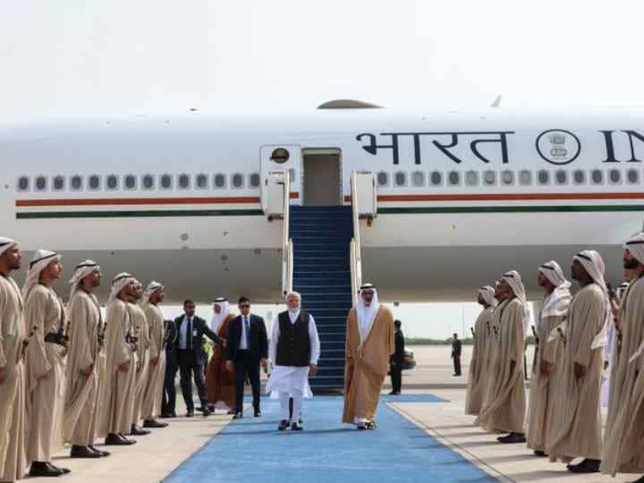PM Modi Dubai Visit: UAE पहुंचे पीएम मोदी, एयरपोर्ट पर पीएम मोदी का भव्य स्वागत, तिरंगे के रंग में रंगा बुर्ज खलीफा