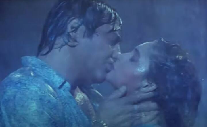 विनोद खन्ना और माधुरी दीक्षित की फिल्म दयावान की शूटिंग के समय विनोद को अपनी को-स्टार माधुरी दीक्षित को किस करना था उस दौरान एक्टर अपना आपा खो बैठे थे. खबरों की मानें तो विनोद ने माधुरी को ऐसे किस किया था कि उनके होठों पर कट लग गया था.