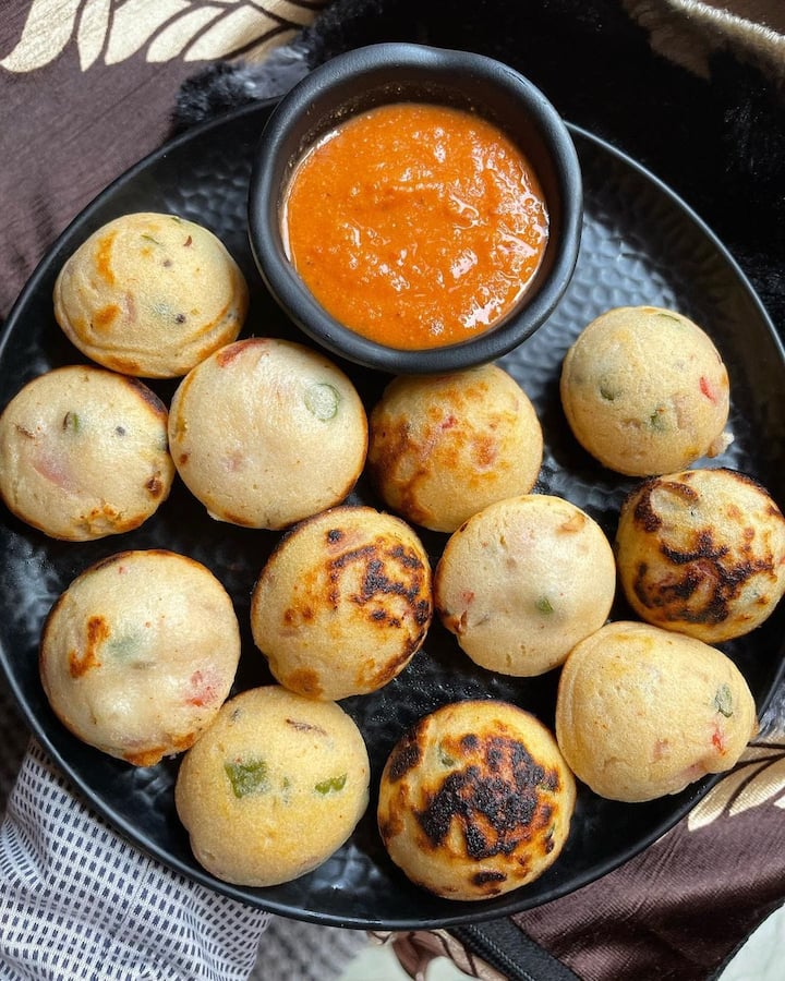 जब दोनों तरफ से अप्पे पक जाए और इसमें से खुशबू आने लगे तो इसे निकाल लीजिए. तैयार है आपका व्रत वाला अप्पे.आप इसे हरी चटनी के साथ सर्व कीजिए.