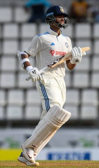 তবে ধবন সেঞ্চুরি করেছিলেন মোহালিতে। পৃথ্বী সেঞ্চুরি করেছিলেন রাজকোটে। দুজনেরই টেস্ট অভিষেকে সেঞ্চুরি এসেছিল দেশের মাটিতে।