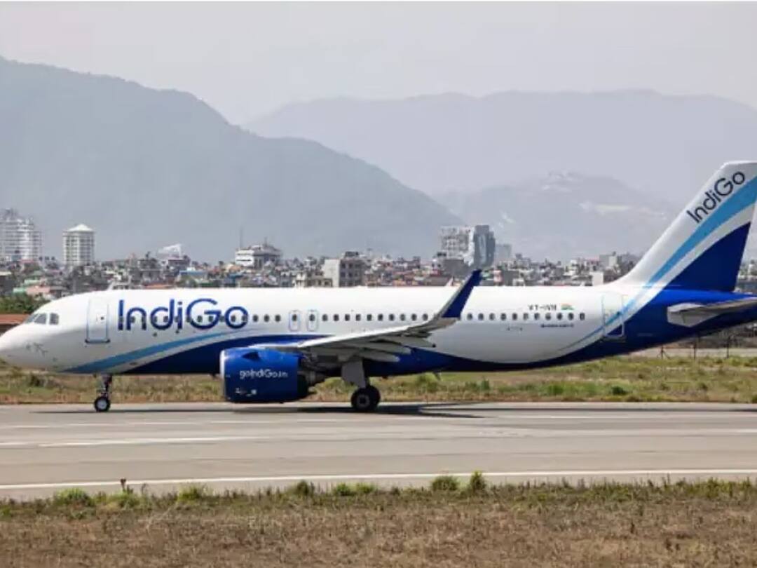 టేకాఫ్ సమయంలో ఎమర్జెన్సీ డోర్ తీసిన ప్యాసింజర్, వణికిపోయిన తోటి ప్రయాణికులు Man Opens Emergency Exit During Take-Off On Delhi-Bound IndiGo Flight Sparks Panic టేకాఫ్ సమయంలో ఎమర్జెన్సీ డోర్ తీసిన ప్యాసింజర్, వణికిపోయిన తోటి ప్రయాణికులు