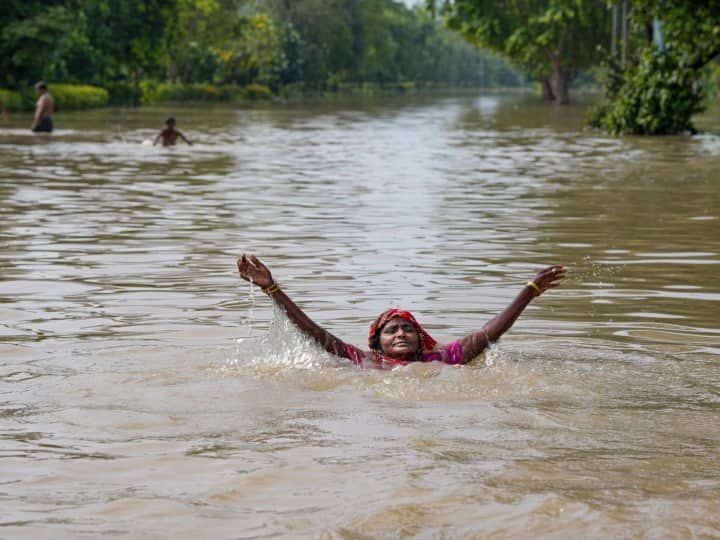 Monsoon Weather Update: आधे से ज्यादा भारत बारिश और बाढ़ की मार झेल रहा है. देशभर की ये तस्वीरें काफी डरावनी है.
