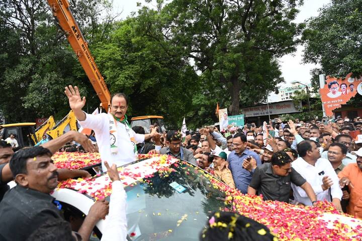 राज्याचे उपमुख्यमंत्री अजितदादा पवार हे आज शासन आपल्या दारी कार्यक्रमासाठी नाशिक दौऱ्यावर आहे. सकाळी ९ वाजेच्या वंदे भारत एक्सप्रेसने नाशिकरोड रेल्वे स्थानकात त्यांचे आगमन झाले.