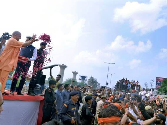 Kanwar Yatra 2023: मेरठ में सीएम योगी ने कांवड़ यात्रियों पर की पुष्पवर्षा, इस अंदाज में किया उनका स्वागत