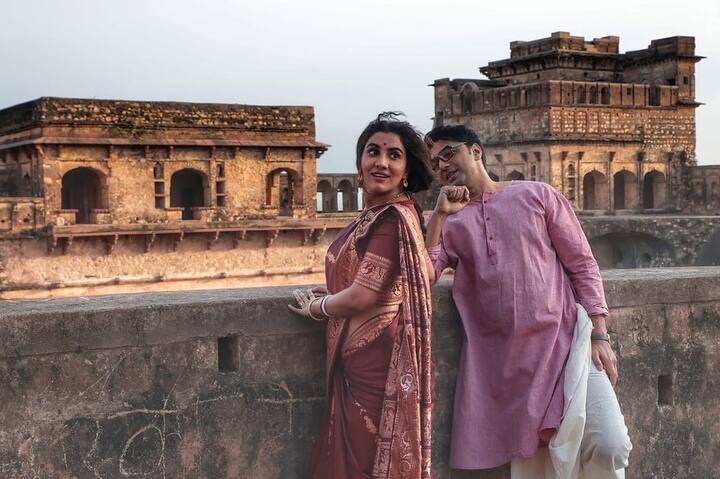 দেব প্রশংসিত হলেও মিশ্র প্রতিক্রিয়া দেখা গিয়েছে রুক্মিণী মৈত্রকে নিয়ে। অনেকেই বলেছেন, দেবের বিপরীতে সত্যবতীর চরিত্রে কোয়েলকে অনেক বেশি মানাত। তবে অনেকে আবার সত্যবতীর লুকের প্রশংসাও করেছেন।