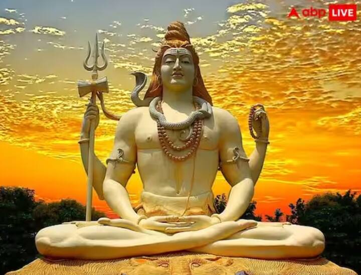 ਸਾਵਣ ਸ਼ਿਵਰਾਤਰੀ ਅੱਜ ਯਾਨੀ 15 ਜੁਲਾਈ ਨੂੰ ਮਨਾਈ ਜਾ ਰਹੀ ਹੈ। ਇਹ ਦਿਨ ਸ਼ਿਵ ਭਗਤਾਂ ਲਈ ਬਹੁਤ ਖਾਸ ਹੈ। ਇਸ ਦਿਨ ਭਗਵਾਨ ਸ਼ਿਵ ਦੀ ਵਿਸ਼ੇਸ਼ ਪੂਜਾ ਕੀਤੀ ਜਾਂਦੀ ਹੈ। ਸਾਵਣ 'ਚ ਮਹੀਨਾਵਾਰ ਸ਼ਿਵਰਾਤਰੀ ਆਉਣ ਕਾਰਨ ਇਸ ਦਾ ਮਹੱਤਵ ਹੋਰ ਵਧ ਗਿਆ ਹੈ।