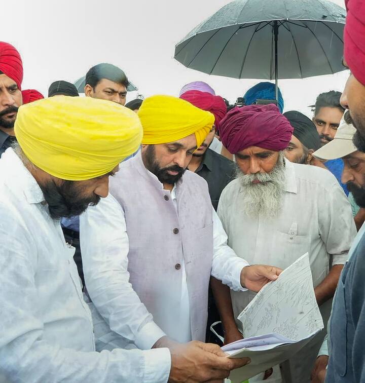 पंजाब के सीएम भगवंत मान ने सोमवार (10 जुलाई) को बाढ़ प्रभावित इलाकों का दौरा किया. इतना ही नहीं मान ने सभी मंत्रियों-विधायकों और सभी जिलों के डीसी और एसएसपी को जनता के बीच जाने का निर्देश जारी किया.