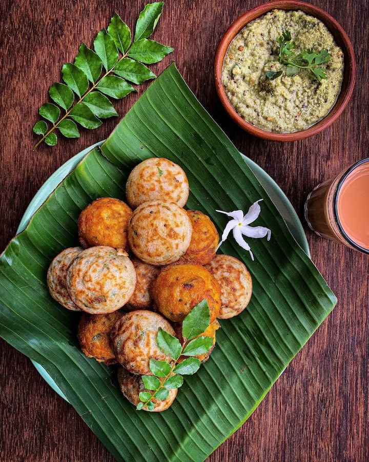 जब आलू उबल जाए तो गैस बंद कर दें. अब एक बाउल में कुट्टू का आटा मिलाएं. इसमें आलू को मैश करके डालें. आधा चम्मच जीरा 5 कटी हुई हरी मिर्च दो से तीन चम्मच दही और पानी डालकर अच्छा सा पेस्ट तैयार करें.