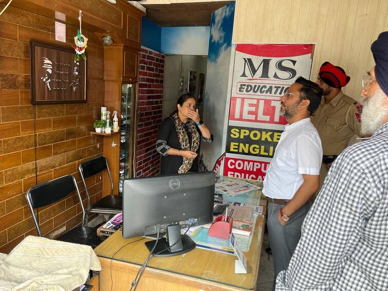  SDM Nawanshahr conducted random checking of travel agents, IELTS and immigration centers. IELTS ਸੈਂਟਰਾਂ ਤੇ ਟਰੈਵਲ ਏਜੰਟਾਂ ਖਿਲਾਫ਼ ਵੱਡੀ ਕਾਰਵਾਈ, ਅਫ਼ਸਰਾਂ ਨੇ ਕੀਤੀ ਅਚਨਚੇਤ ਚੈਕਿੰਗ ਦੋ ਬੰਦੇ ਟੰਗੇ ਗਏ 