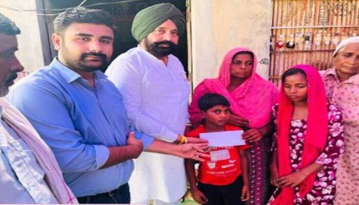 ਹੜ੍ਹ ਦੇ ਤੇਜ਼ ਬਹਾਅ 'ਚ ਰੁੜਨ ਕਾਰਨ ਨੌਜਵਾਨ ਦੀ ਹੋਈ ਸੀ ਮੌਤ, ਮ੍ਰਿਤਕ ਦੇ ਪਰਿਵਾਰ ਨੂੰ ਸਰਕਾਰ ਵੱਲੋਂ ਦਿੱਤੀ 4 ਲੱਖ ਦੀ ਵਿੱਤੀ ਸਹਾਇਤਾ young man died due to of the flood in Guru Har Sahai , the government 4 lakhs to the family ਹੜ੍ਹ ਦੇ ਤੇਜ਼ ਬਹਾਅ 'ਚ ਰੁੜਨ ਕਾਰਨ ਨੌਜਵਾਨ ਦੀ ਹੋਈ ਸੀ ਮੌਤ, ਮ੍ਰਿਤਕ ਦੇ ਪਰਿਵਾਰ ਨੂੰ ਸਰਕਾਰ ਵੱਲੋਂ ਦਿੱਤੀ 4 ਲੱਖ ਦੀ ਵਿੱਤੀ ਸਹਾਇਤਾ