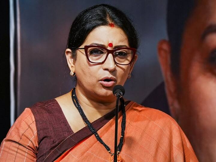 Congress slams BJP leader Smriti Irani after she attacks Rahul Gandhi for his comments on PM Modi France visit राहुल गांधी ने पीएम मोदी के फ्रांस के दौरे पर कसा तंज, बीजेपी और कांग्रेस नेताओं में तेज हुई जुबानी जंग