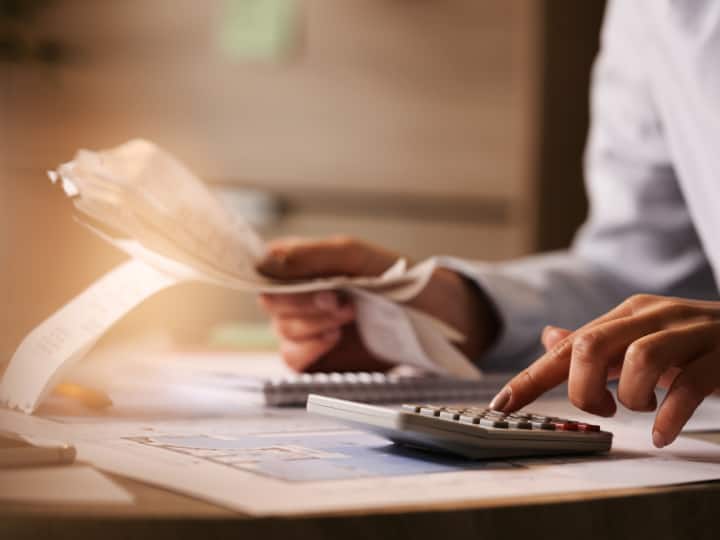 ​Career options after 12th in commerce field know scope ​Career Tips: कॉमर्स में करियर से मिलते हैं नौकरी के ढेरों मौके, आप भी देख लें लिस्ट