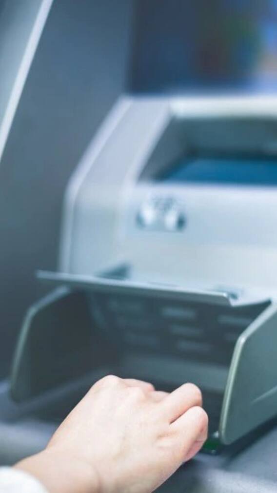 এটিএম মেশিনে আটকে গিয়েছে টাকা? কী করবেন?