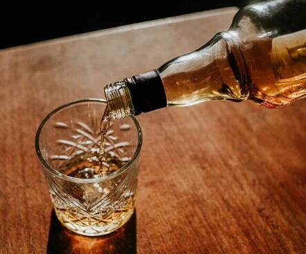 ਸ਼ਰਾਬ ਪੀਣ ਤੋਂ ਬਾਅਦ ਦੁੱਧ ਨਹੀਂ ਪੀਣਾ ਚਾਹੀਦਾ। ਅਜਿਹੇ ਕਈ ਸਵਾਲ ਤੁਹਾਡੇ ਮਨ 'ਚ ਜ਼ਰੂਰ ਉੱਠਣਗੇ ਕਿ ਸ਼ਰਾਬ ਪੀਣ ਤੋਂ ਬਾਅਦ ਕੀ ਕਰਨਾ ਚਾਹੀਦਾ ਹੈ ਜਾਂ ਨਹੀਂ? ਜੇ ਤੁਸੀਂ ਵੀ ਪੀਂਦੇ ਹੋ ਸ਼ਰਾਬ ਤਾਂ ਜਾਣੋ ਇਸ ਤੋਂ ਬਾਅਦ ਕੀ ਖਾਣਾ ਹੈ ਤੇ ਕੀ ਨਹੀਂ।