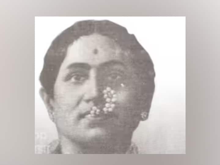 शकुंतला या भूमिकेमुळे त्यांना विशेष लोकप्रियता मिळाली. तेव्हापासूनच त्यांना नाटकामध्ये स्त्र आणि पुरूष अशा दोन्ही भूमिका साकारण्यास सुरुवात केली.