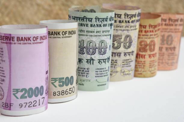 भारतीय स्टेट बँक ज्येष्ठ नागरिकांना 3.50 ते 7.50 टक्के व्याजदर देत आहे. अमृत ​​कलश (444 दिवसांची FD) विशेष एफडी योजना अंतर्गत बँक सर्वसामान्यांना 7.10 टक्के आणि ज्येष्ठ नागरिक ग्राहकांना 7.60 टक्के व्याजदर देत आहे. ही विशेष योजना 15 ऑगस्ट 2023 पर्यंतच वैध आहे.