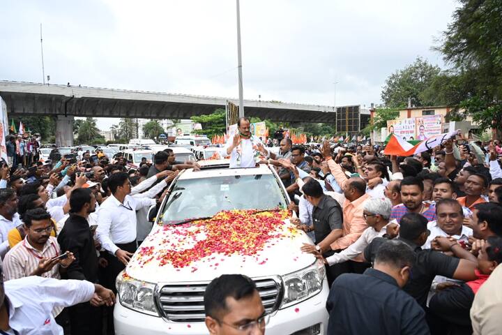 जेसीबीमधून पुष्पवृष्टी करत क्रेनच्या सहायाने हार घालण्यात आला. यावेळी पदाधिकारी कार्यकर्त्यांची व नाशिककरांची अभूतपूर्व गर्दी बघावयास मिळाली.