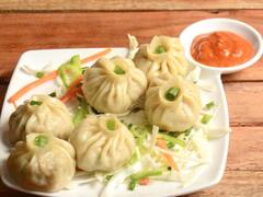 दोस्तों ने दिया था 'मोमोज़ चैलेंज', बाजी जीतने के लिए ताबड़तोड़ Momos खा गया शख्स, हुई मौत