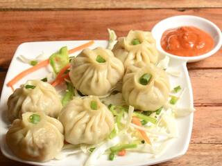 दोस्तों ने दिया था 'मोमोज़ चैलेंज', बाजी जीतने के लिए ताबड़तोड़ Momos खा गया शख्स, हुई मौत