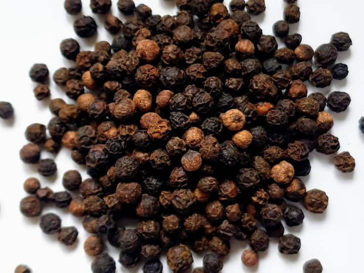 বর্ষার মরশুমে সর্দি, কাশির সমস্যা, বিভিন্ন সংক্রমণ প্রায় সকলেরই অল্পবেশি হয়ে থাকে। খুশখুশে কাশির সমস্যা কমাতে খেতে পারেন গোলমরিচ। গোটা গোলমরিচ খেতে পারলে সবচেয়ে ভাল। ঝাঁঝ সহ্য করতে না পারলে হাল্কা থেঁতো করে নিয়ে তার সঙ্গে মধু মিশিয়ে খেতে পারেন। উপকার পাবেন।