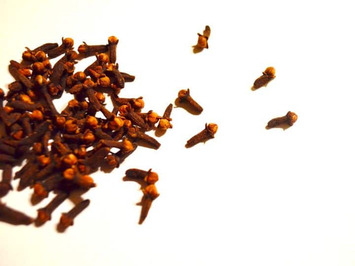 लौंग का पौधा एक सदाबहार पौधा होता है, यानी अगर आपने इसका पौधा एक बार लगा दिया तो ये सालों साल फसल देता है.