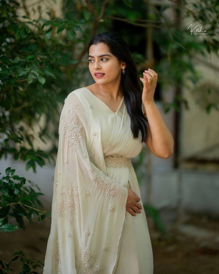 ప్రియదర్శికి జంటగా నటించిన కావ్య అందరి చేత శభాష్ అనిపించుకుంది. Photo Credit: Kavya Kalyanram/Instagram