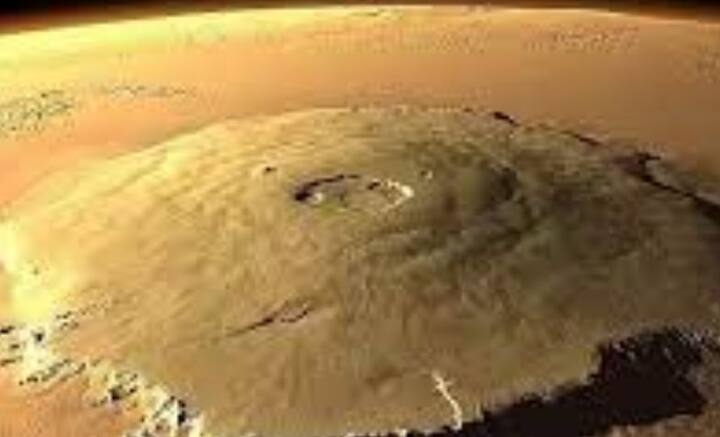 থারসিস আগ্নেয়গিরি অঞ্চলে অবস্থিত Olympus Mons. আমেরিকার অ্যারিজোনা প্রদেশের সমান আয়তন। উচ্চতা প্রায় ২৫ কিলোমিটার, যা পৃথিবীর মাউন্ট এভারেস্টের থেকেও তিন গুণ বেশি উঁচু।