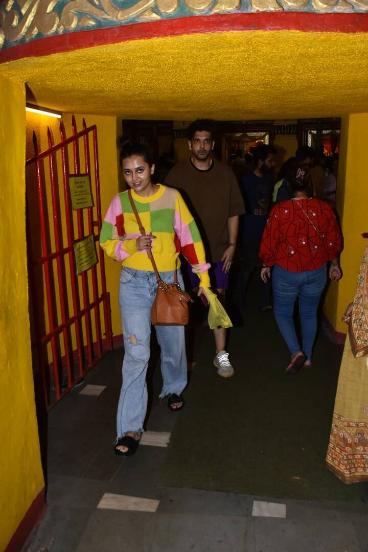 जहां फैंस को कपल का अंदाज खूब पसंद आया. जहां एक ओर दोनों के ब्रेकअप की खबरें सुर्खियां बटोर रही थीं वहीं अब दोनों को साथ देख फैंस को राहत मिली है.