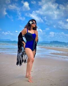 Pics: પતિ સાથે થાઇલેન્ડમાં મસ્તી કરી રહી છે 'ગુમ હૈ કિસી કે પ્યાર મે' ફેમ ઐશ્વર્યા શર્મા, બ્લૂ મોનોકનીમાં આપ્યા કિલર પૉઝ