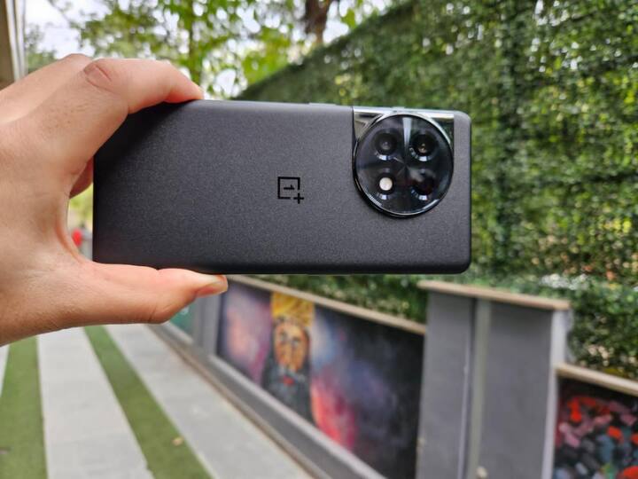 Oneplus 11R: इस फोन को फ़रवरी में कंपनी ने पेश किया था. स्मार्टफोन में 6.74 इंच की डिस्प्ले,5000 एमएएच की बैटरी,50+8+2MP के तीन कैमरे और स्नैपड्रैगन 8th प्लस gen 1 SOC का सपोर्ट मिलता है. वनप्लस 11R के 8/128GB वेरिएंट की कीमत 39,999 रुपये है.