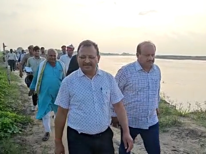 UP Flood: बलिया में बढ़ रहा घाघरा नदी का जलस्तर, DM ने बाइक से लिया जायजा, कहा- प्रशासन है अलर्ट