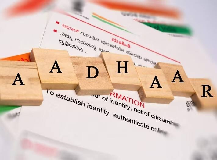 Aadhaar Update : UIDAI આધાર વપરાશકર્તાઓ માટે એક મોટી સુવિધા લાવ્યું છે. હવે તમે કોઈપણ દસ્તાવેજ વગર પણ તમારું આધાર અપડેટ કરાવી શકશો. આ માટે તમારે ફક્ત તમારા 'પરિવારના વડા'ની મંજૂરીની જરૂર પડશે. આધાર અપડેટ કરતી વખતે ઘણી વખત લોકોને સામાન્ય મુશ્કેલીનો સામનો કરવો પડે છે. ઘણા લોકો એવા છે જેમની પાસે આધાર સિવાય અન્ય કોઈ માન્ય દસ્તાવેજ નથી. આવી સ્થિતિમાં, આધારમાં દાખલ કરેલી માહિતીને અપડેટ કરવામાં સમસ્યા છે. આવી સ્થિતિમાં, આ સમસ્યાને દૂર કરવા માટે, UIDAIએ 'હેડ ઓફ ફેમિલી' આધારિત આધાર અપડેટ પ્રક્રિયા લઈને આવી છે. આ વિકલ્પ દ્વારા, તમે તમારા ઘરના વડાના દસ્તાવેજોની મદદથી તમારા આધારમાં દાખલ કરેલી માહિતીને અપડેટ કરી શકો છો.