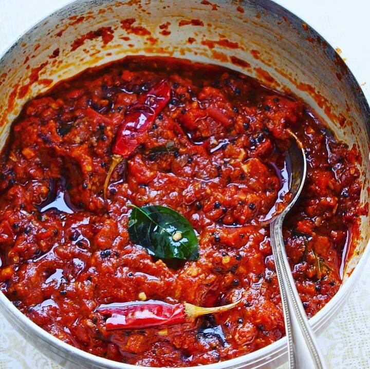 लहसुन की चटनी बनाने के लिए आपको चाहिए 5 से 6 लहसुन की कलियां, सात से आठ कश्मीरी सूखी लाल मिर्च, 1 टी स्पून जीरा, आधा टीस्पून अजवाइन, एक टीस्पून सरसों के दाने, एक टी स्पून लाल मिर्च पाउडर, 2 टेबलस्पून तेल, आधा कप पानी, स्वाद अनुसार नमक.