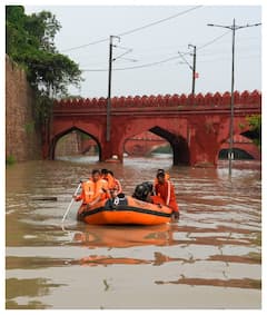 In Pics: लाल किला और यमुना की दोस्ती है पुरानी, तस्वीरों में देखिए कैसे अपने दोस्त से मिलने आई नदी