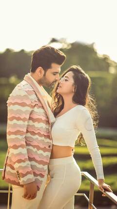 Karan Kundrra ने Tejasswi Prakash को नहीं, पैपराजी को दिया Flying Kiss ENT LIVE