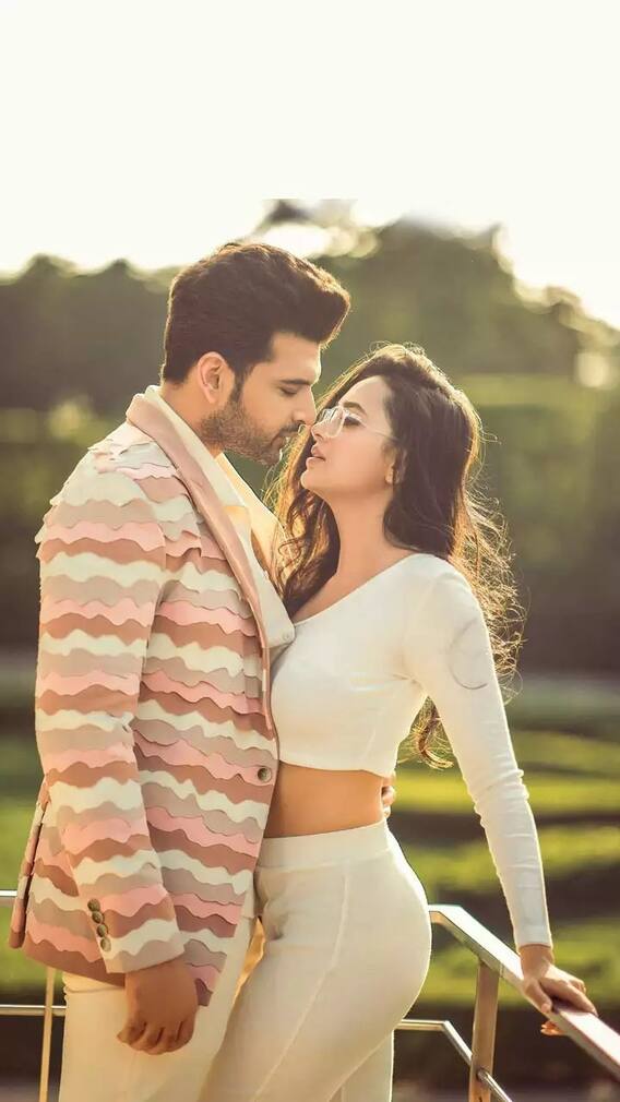 Karan Kundrra ने Tejasswi Prakash को नहीं, पैपराजी को दिया Flying Kiss  ENT LIVE