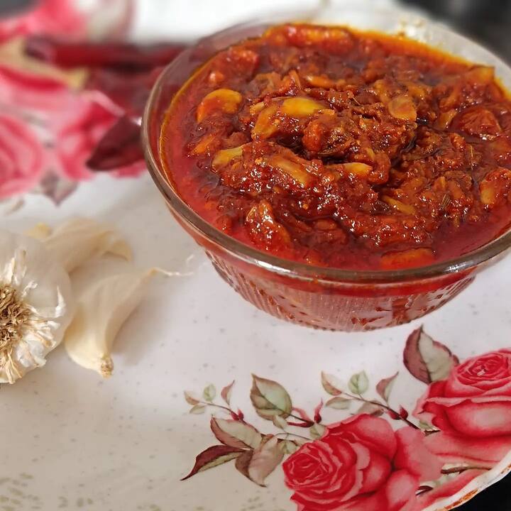 जब चटनी की कच्ची महक चली जाए तो इस स्टेज में चटनी कड़ाही में तेल छोड़ने लगेगी, समझ लीजिए तैयार है राजस्थानी लहसुन की चटनी.