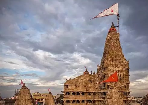 Wearing short clothes will not allow entry in Somnath, Drarka, Pavagadh, Khodalgham gujarat temple No Entry: ગુજરાતના આ તમામ  પ્રસિદ્ધ મંદિરોમાં પ્રવેશ માટે ઘડાયા નવા નિયમ, ટૂંકા પરિધાન પહેરનારને આ  મંદિરોમાં નહિ મળે પ્રવેશ