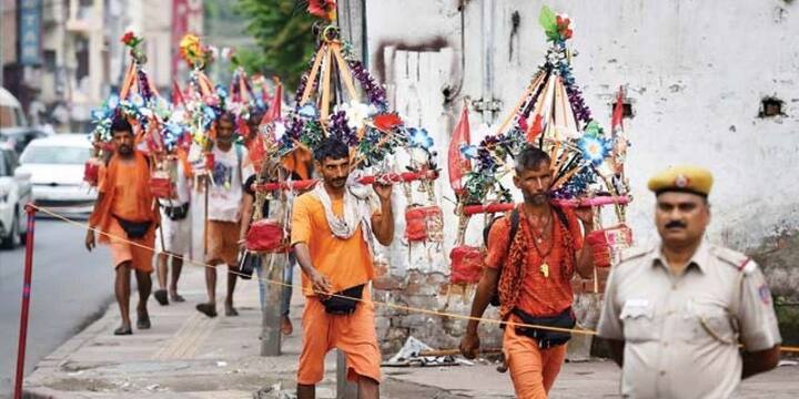 इस बार की कांवड़ यात्रा में कांवड़िया रंग-बिरंगी कांवड़ें लेकर निकल रहे हैं, कहीं भारी भरकम जार लेकर चलता भक्त तो कहीं महादेव की झांकी निकाली जा रही है.